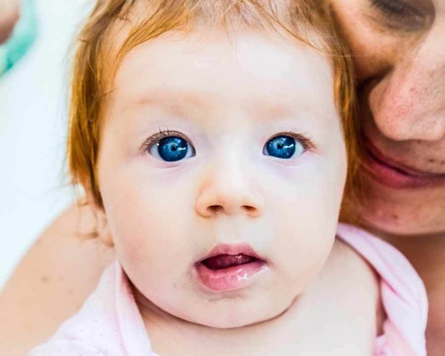 https://pixabay.com/sk/die%C5%A5a-matka-a-dc%C3%A9ra-o%C4%8Di-modr%C3%A1-2435875/