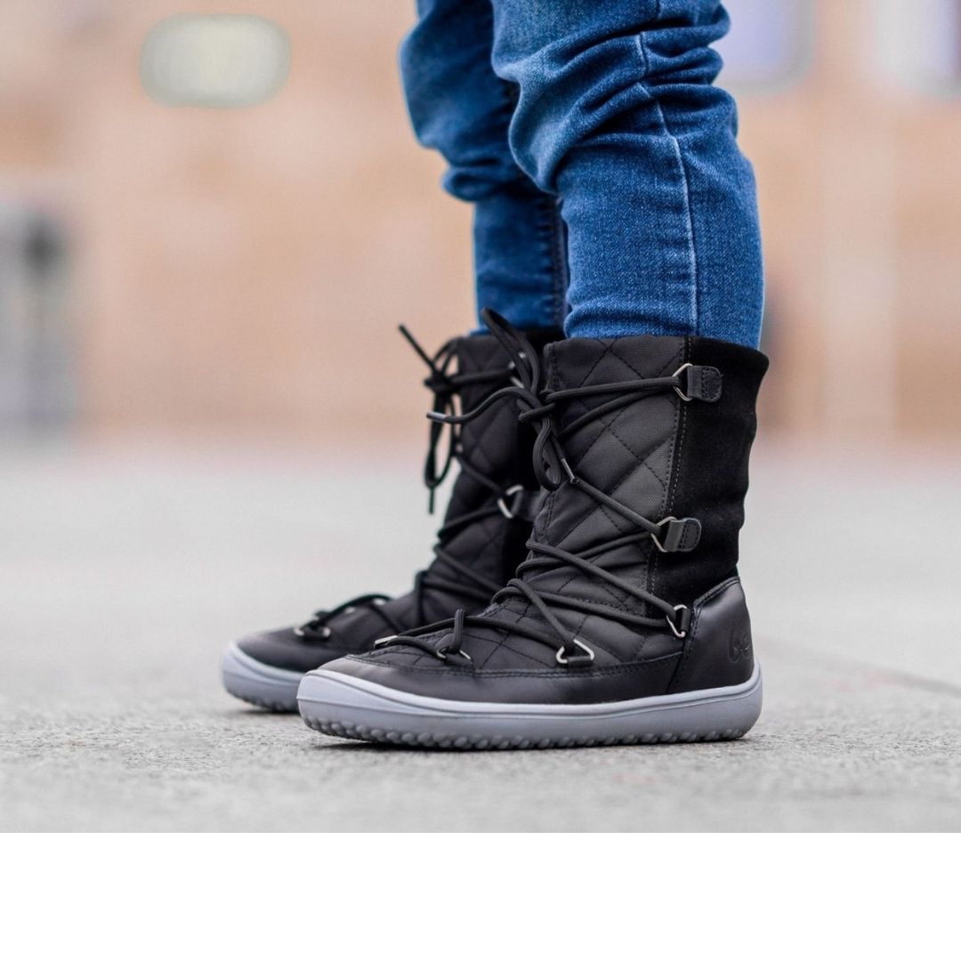 Detské zimné barefoot topánky Be Lenka Snowfox Kids - Black.
Snehule Be Lenka Snowfox Kids udržia nohy vašich detí v teplúčku a pohodlí aj počas treskúcej zimy.
Špička je dostatočne široká a zabezpečuje tak dosť miesta pre prsty.
Hlavné atribúty barefoot obuvi- Široký priestor pre prsty- Tenká a flexibilná podrážka- Päta a špička sú v jednej rovine- Ľahká obuv

Druh obuvi: vychádzková obuv