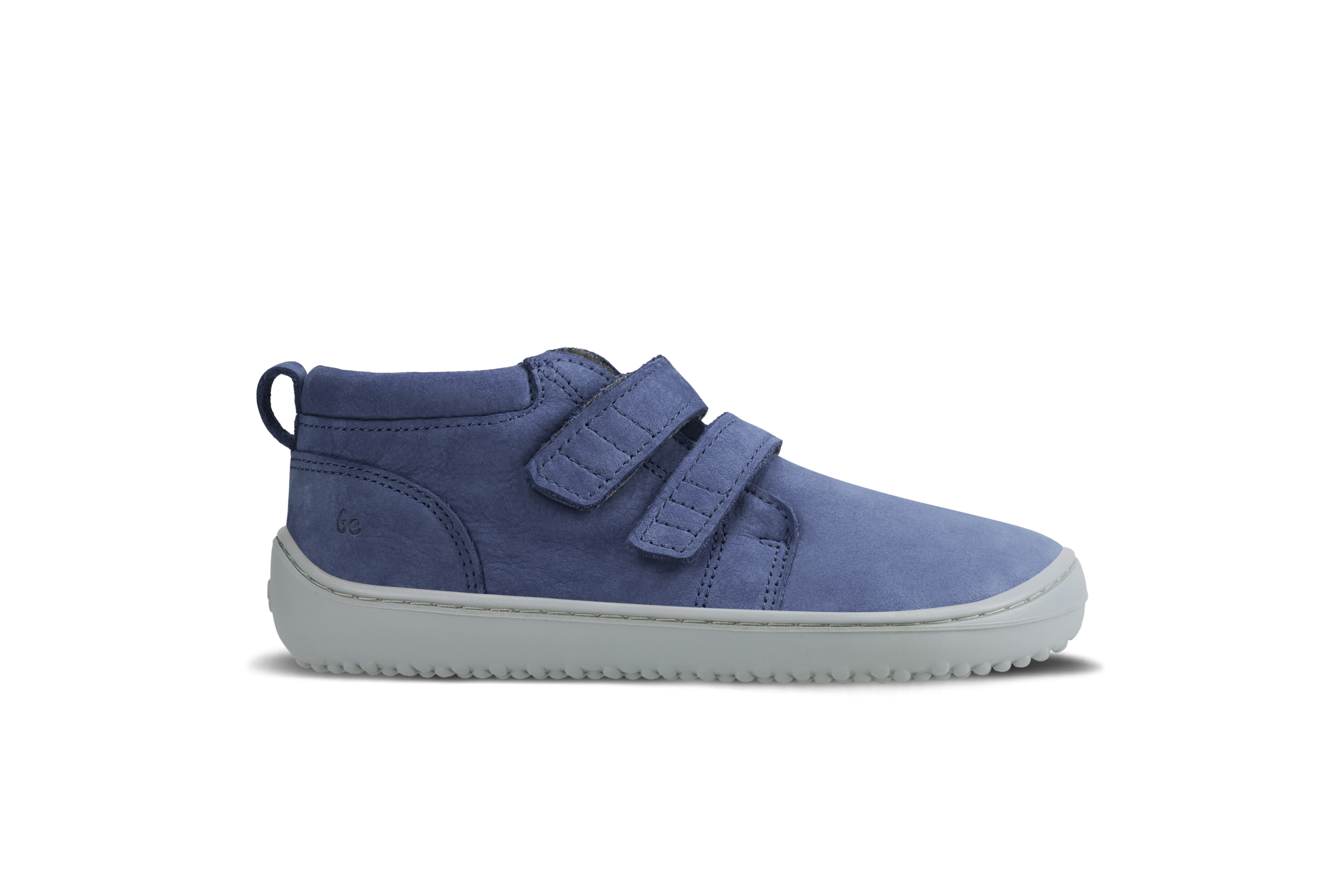 Detské barefoot topánky Be Lenka Play - Dark Blue.
  barefoot topánky dokonale napodobňujú chodenie naboso, presne tak, ako to vymyslela príroda  prešitá podošva pre dlhšiu životnosť topánok  podošva KidsComfort vďaka svojim výstupkom zaručuje dokonalú stabilitu  kožený golier na päte pre väčší komfort a odolnosť  textilná podšívka príjemná na dotyk   štýlové debosované logo Be Lenka
Výhody barefoot topánok:
ultra flexibilná podrážkazero drop: päta a špička v jednej rovine pre správne držanie telapriestranná špička pre vaše prstyľahká obuv
Typ obuvi: vychádzková obuv