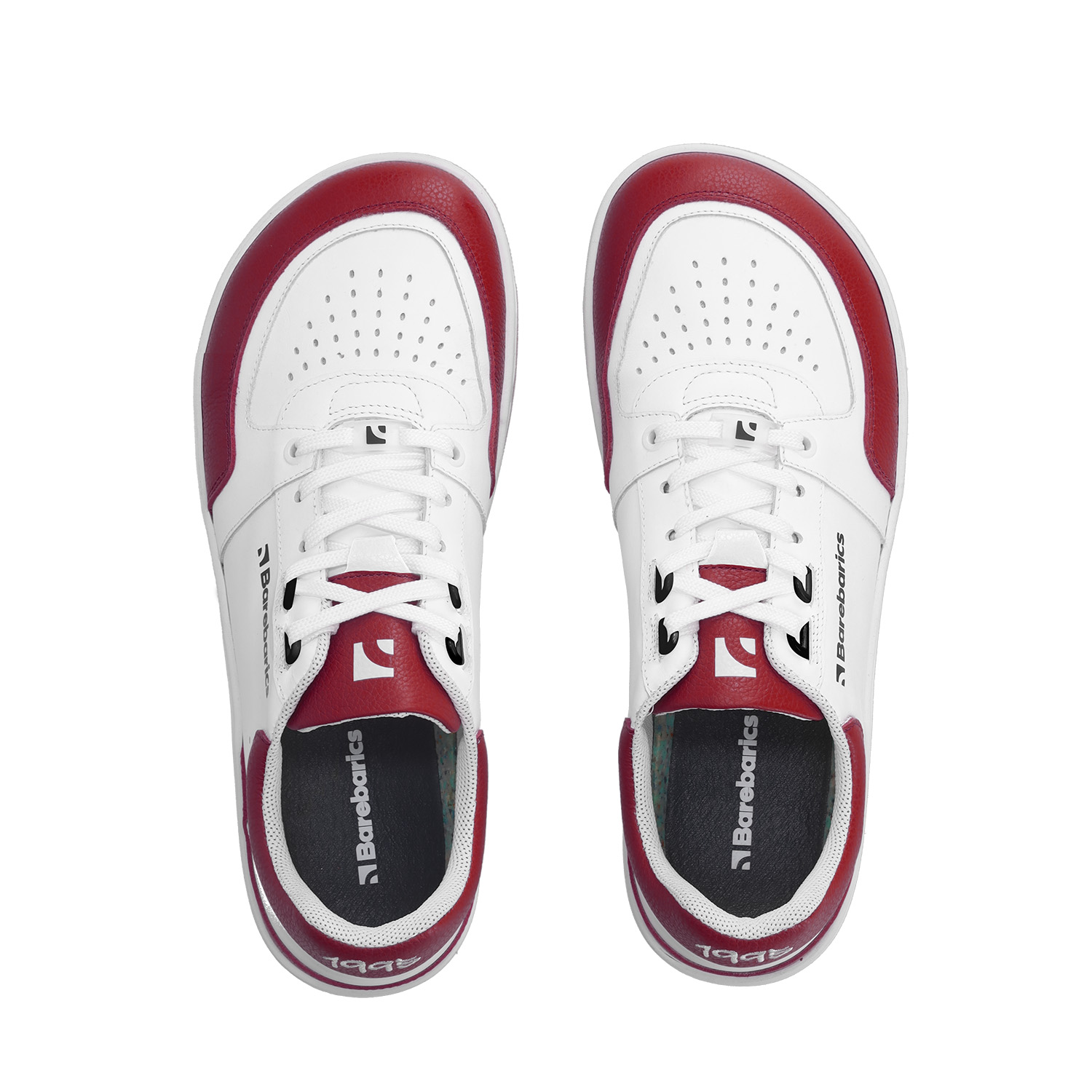 Barefoot tenisky Barebarics Wave - White & Crimson Red.
  Zvršok sa skladá z kvalitnej hladkej kože nappa; Ide o materiál, ktorý má výbornú odolnosť voči vlhkosti a ľahko sa ošetruje  Podšívka je vyrobená z technickej textílie Dermodry Coolmax®, ktorá zabezpečuje kontinuálny odvod vlhkosti; Tento typ podšívky urýchľuje proces odvodu a absorpcie potu, vďaka čomu ostáva koža suchá; Zároveň ide o mäkký, ľahký a priedušný materiál, ktorý sa používa pri výrobe prestížnych modelov obuvi a prechádza najnáročnejšími skúškami technickej kvality v nezávislých laboratóriach  Podošva je zhotovená z jemnej syntetickej gumy s vysokou odolnosťou voči opotrebeniu; Podošva Retro je inšpirovaná umením a pouličnými športami z konca 20.
Barefoot vlastnosti
  Anatomický tvar - Teniska rešpektuje tvar chodidiel.
Viac info
  vychádzková obuv  moderný mestský dizajn  navrhnuté a ručne vyrobené v Európskej únii, z lokálnych udržateľných materiálov  vynikajúca odolnosť a farebná stálosť materiálov  technológia Dermodry Coolmax® pre kontinuálny odvod vlhkosti  dostupné v číslach: 36-47 (podľa európskeho merania)EAN/SKU: %eanorsku%