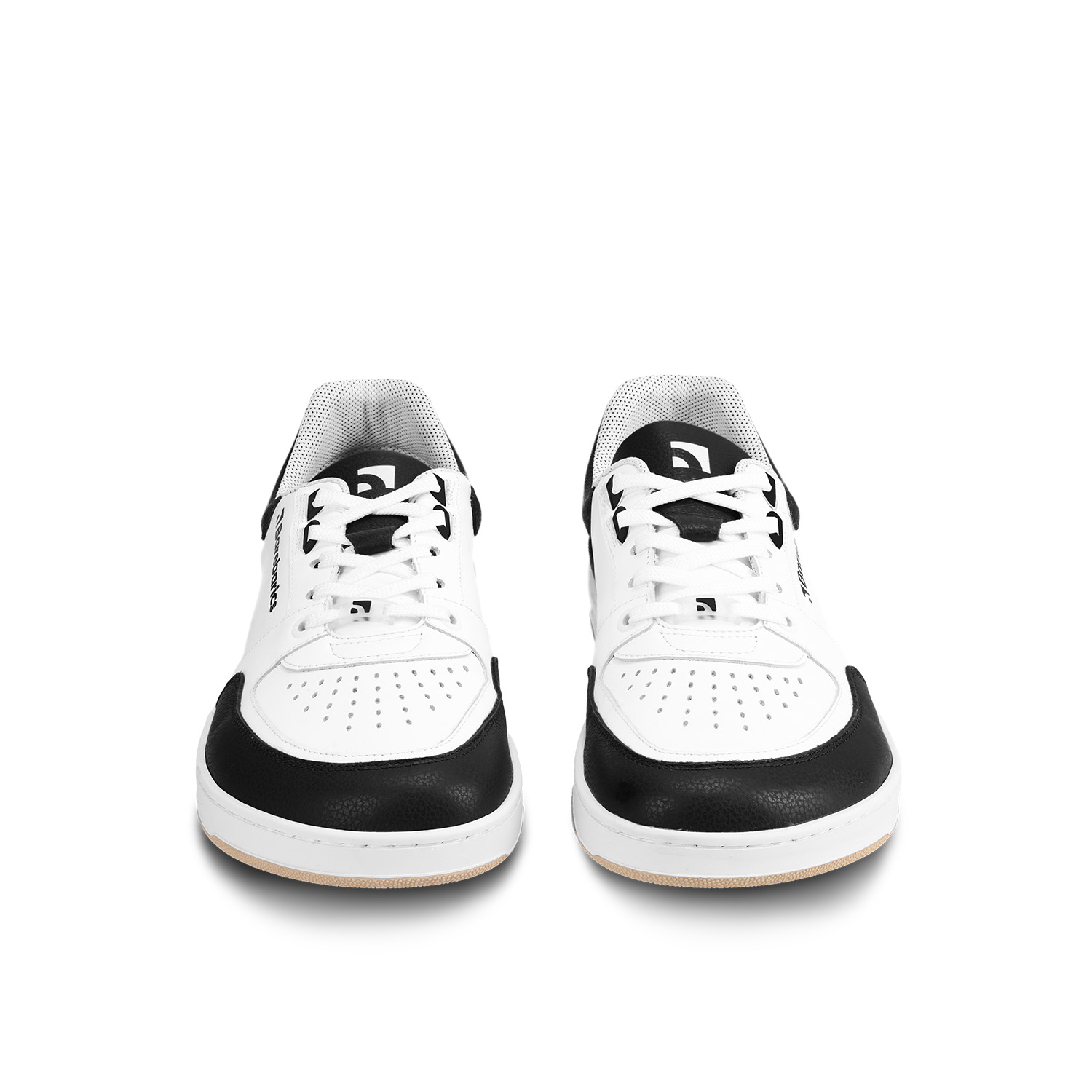 Barefoot tenisky Barebarics Wave - White & Black.
  Zvršok sa skladá z kvalitnej hladkej kože nappa; Ide o materiál, ktorý má výbornú odolnosť voči vlhkosti a ľahko sa ošetruje  Podšívka je vyrobená z technickej textílie Dermodry Coolmax®, ktorá zabezpečuje kontinuálny odvod vlhkosti; Tento typ podšívky urýchľuje proces odvodu a absorpcie potu, vďaka čomu ostáva koža suchá; Zároveň ide o mäkký, ľahký a priedušný materiál, ktorý sa používa pri výrobe prestížnych modelov obuvi a prechádza najnáročnejšími skúškami technickej kvality v nezávislých laboratóriach  Podošva je zhotovená z jemnej syntetickej gumy s vysokou odolnosťou voči opotrebeniu; Podošva Retro je inšpirovaná umením a pouličnými športami z konca 20.
Barefoot vlastnosti
  Anatomický tvar - Teniska rešpektuje tvar chodidiel.
Viac info
  vychádzková obuv  moderný mestský dizajn  navrhnuté a ručne vyrobené v Európskej únii, z lokálnych udržateľných materiálov  vynikajúca odolnosť a farebná stálosť materiálov  technológia Dermodry Coolmax® pre kontinuálny odvod vlhkosti  dostupné v číslach: 36-47 (podľa európskeho merania)EAN/SKU: %eanorsku%