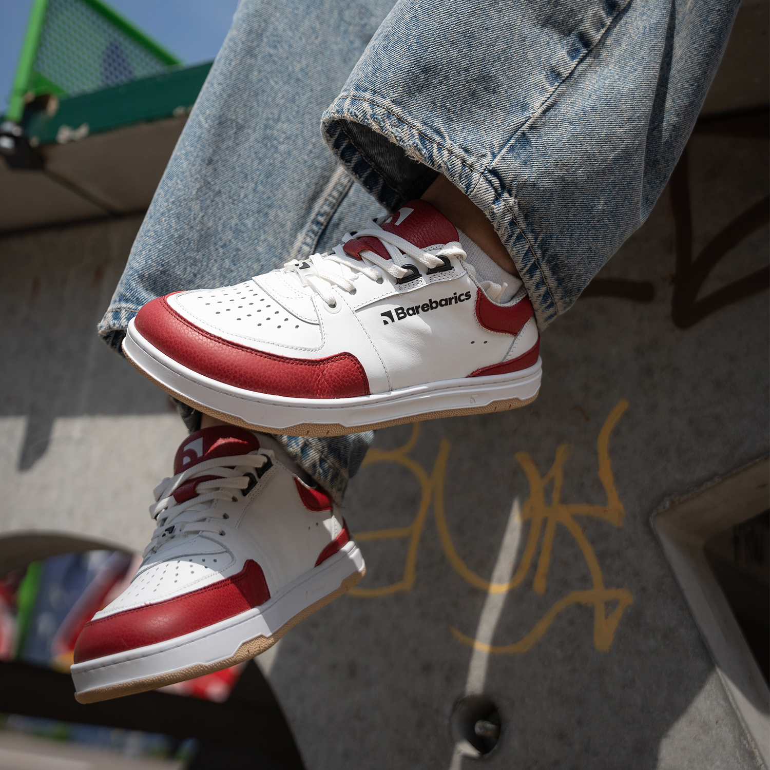 Barefoot tenisky Barebarics Wave - White & Crimson Red.
  Zvršok sa skladá z kvalitnej hladkej kože nappa; Ide o materiál, ktorý má výbornú odolnosť voči vlhkosti a ľahko sa ošetruje  Podšívka je vyrobená z technickej textílie Dermodry Coolmax®, ktorá zabezpečuje kontinuálny odvod vlhkosti; Tento typ podšívky urýchľuje proces odvodu a absorpcie potu, vďaka čomu ostáva koža suchá; Zároveň ide o mäkký, ľahký a priedušný materiál, ktorý sa používa pri výrobe prestížnych modelov obuvi a prechádza najnáročnejšími skúškami technickej kvality v nezávislých laboratóriach  Podošva je zhotovená z jemnej syntetickej gumy s vysokou odolnosťou voči opotrebeniu; Podošva Retro je inšpirovaná umením a pouličnými športami z konca 20.
Barefoot vlastnosti
  Anatomický tvar - Teniska rešpektuje tvar chodidiel.
Viac info
  vychádzková obuv  moderný mestský dizajn  navrhnuté a ručne vyrobené v Európskej únii, z lokálnych udržateľných materiálov  vynikajúca odolnosť a farebná stálosť materiálov  technológia Dermodry Coolmax® pre kontinuálny odvod vlhkosti  dostupné v číslach: 36-47 (podľa európskeho merania)EAN/SKU: %eanorsku%