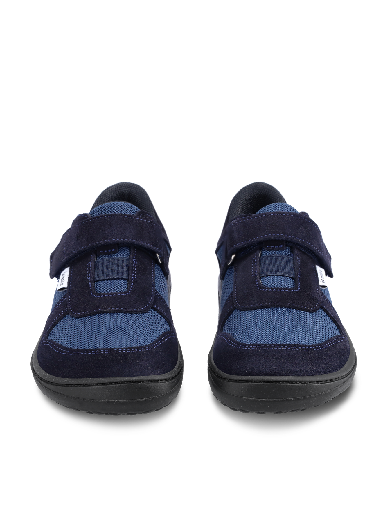 Detské barefoot tenisky Be Lenka Joy - Dark Blue & Black.
  barefoot topánky dokonale napodobňujú chodenie naboso, presne tak, ako to vymyslela príroda  prešitá podošva pre dlhšiu životnosť  podošva KidsComfort vďaka svojim výstupkom zaručuje dokonalú stabilitu a kontrolu kroku  praktické obúvanie vďaka suchému zipsu  ľahká nízka obuv s hravou kombináciou kože a textilu  vyberateľná stielka skvelo odvádzajúca vlhkosť
Výhody barefoot topánok
  ultra flexibilná podrážka  zero drop: päta a špička v jednej rovine pre správne držanie tela  priestranná špička pre vaše prsty  ľahká obuv
Typ obuvi: vychádzková obuv