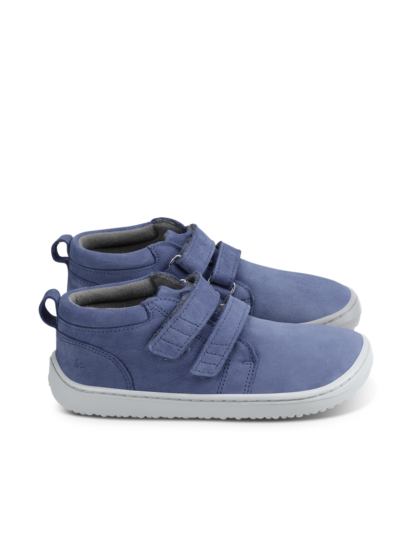 Detské barefoot topánky Be Lenka Play - Dark Blue.
  barefoot topánky dokonale napodobňujú chodenie naboso, presne tak, ako to vymyslela príroda  prešitá podošva pre dlhšiu životnosť topánok  podošva KidsComfort vďaka svojim výstupkom zaručuje dokonalú stabilitu  kožený golier na päte pre väčší komfort a odolnosť  textilná podšívka príjemná na dotyk   štýlové debosované logo Be Lenka
Výhody barefoot topánok:
ultra flexibilná podrážkazero drop: päta a špička v jednej rovine pre správne držanie telapriestranná špička pre vaše prstyľahká obuv
Typ obuvi: vychádzková obuv