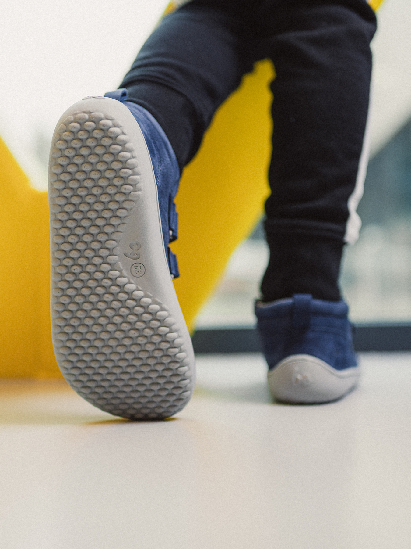 Detské barefoot topánky Be Lenka Play - Dark Blue.
  barefoot topánky dokonale napodobňujú chodenie naboso, presne tak, ako to vymyslela príroda  prešitá podošva pre dlhšiu životnosť topánok  podošva KidsComfort vďaka svojim výstupkom zaručuje dokonalú stabilitu  kožený golier na päte pre väčší komfort a odolnosť  textilná podšívka príjemná na dotyk   štýlové debosované logo Be Lenka
Výhody barefoot topánok:
ultra flexibilná podrážkazero drop: päta a špička v jednej rovine pre správne držanie telapriestranná špička pre vaše prstyľahká obuv
Typ obuvi: vychádzková obuv