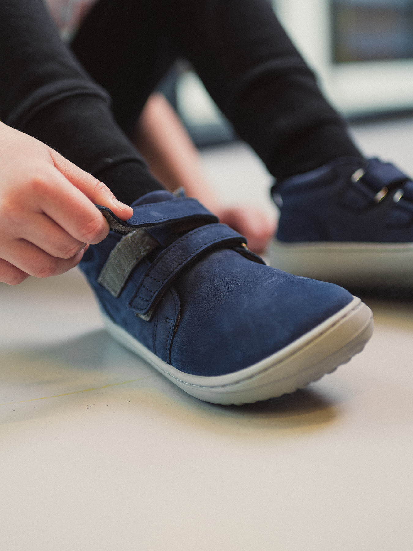 Detské barefoot topánky Be Lenka Play - Dark Blue.
  barefoot topánky dokonale napodobňujú chodenie naboso, presne tak, ako to vymyslela príroda  prešitá podošva pre dlhšiu životnosť topánok  podošva KidsComfort vďaka svojim výstupkom zaručuje dokonalú stabilitu  kožený golier na päte pre väčší komfort a odolnosť  textilná podšívka príjemná na dotyk   štýlové debosované logo Be Lenka
Výhody barefoot topánok:
ultra flexibilná podrážkazero drop: päta a špička v jednej rovine pre správne držanie telapriestranná špička pre vaše prstyľahká obuv
Typ obuvi: vychádzková obuv