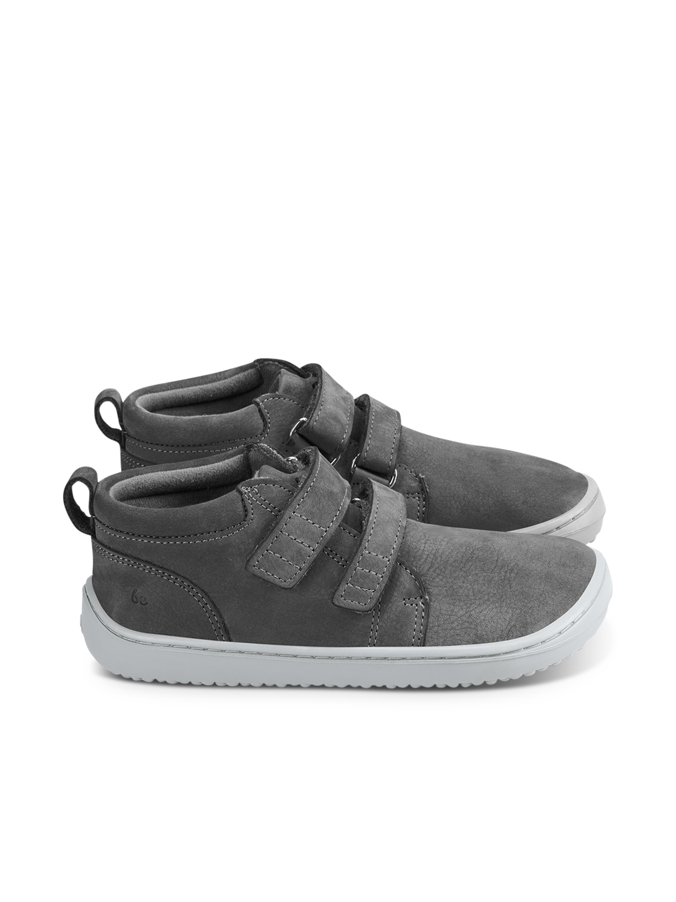Detské barefoot topánky Be Lenka Play - Dark Grey.
  barefoot topánky dokonale napodobňujú chodenie naboso, presne tak, ako to vymyslela príroda  prešitá podošva pre dlhšiu životnosť topánok  podošva KidsComfort vďaka svojim výstupkom zaručuje dokonalú stabilitu  kožený golier na päte pre väčší komfort a odolnosť  textilná podšívka príjemná na dotyk   štýlové debosované logo Be Lenka
Výhody barefoot topánok:
ultra flexibilná podrážkazero drop: päta a špička v jednej rovine pre správne držanie telapriestranná špička pre vaše prstyľahká obuv
Typ obuvi: vychádzková obuv