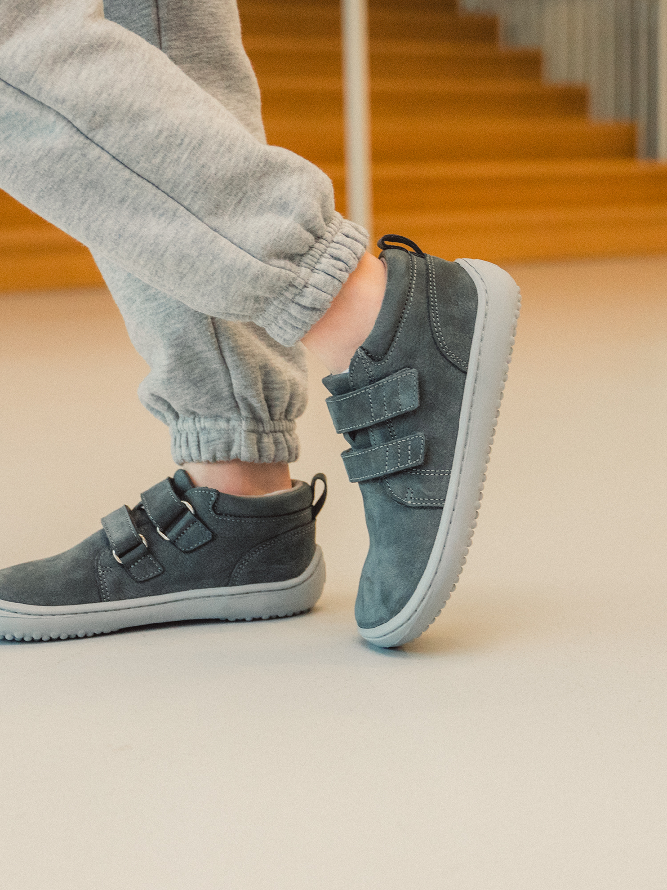 Detské barefoot topánky Be Lenka Play - Dark Grey.
  barefoot topánky dokonale napodobňujú chodenie naboso, presne tak, ako to vymyslela príroda  prešitá podošva pre dlhšiu životnosť topánok  podošva KidsComfort vďaka svojim výstupkom zaručuje dokonalú stabilitu  kožený golier na päte pre väčší komfort a odolnosť  textilná podšívka príjemná na dotyk   štýlové debosované logo Be Lenka
Výhody barefoot topánok:
ultra flexibilná podrážkazero drop: päta a špička v jednej rovine pre správne držanie telapriestranná špička pre vaše prstyľahká obuv
Typ obuvi: vychádzková obuv
