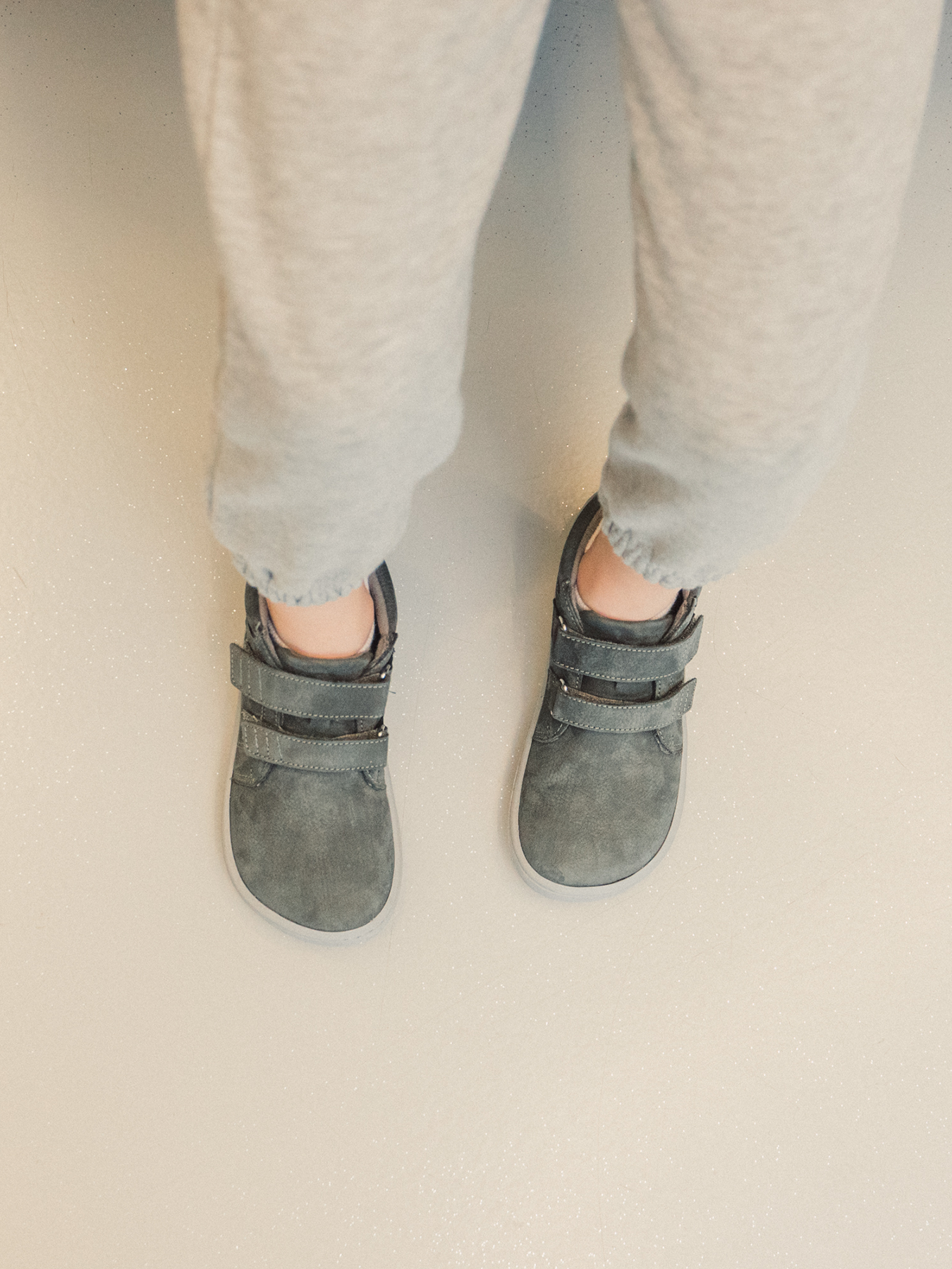 Detské barefoot topánky Be Lenka Play - Dark Grey.
  barefoot topánky dokonale napodobňujú chodenie naboso, presne tak, ako to vymyslela príroda  prešitá podošva pre dlhšiu životnosť topánok  podošva KidsComfort vďaka svojim výstupkom zaručuje dokonalú stabilitu  kožený golier na päte pre väčší komfort a odolnosť  textilná podšívka príjemná na dotyk   štýlové debosované logo Be Lenka
Výhody barefoot topánok:
ultra flexibilná podrážkazero drop: päta a špička v jednej rovine pre správne držanie telapriestranná špička pre vaše prstyľahká obuv
Typ obuvi: vychádzková obuv