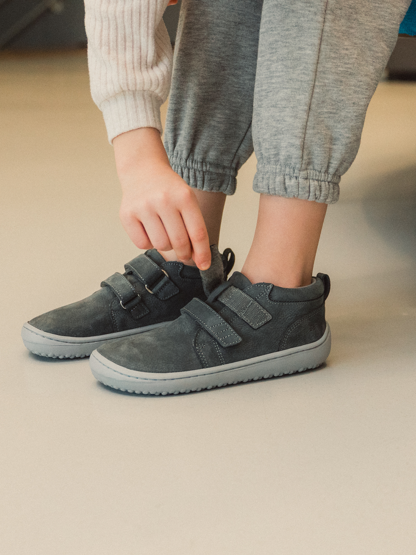Detské barefoot topánky Be Lenka Play - Dark Grey.
  barefoot topánky dokonale napodobňujú chodenie naboso, presne tak, ako to vymyslela príroda  prešitá podošva pre dlhšiu životnosť topánok  podošva KidsComfort vďaka svojim výstupkom zaručuje dokonalú stabilitu  kožený golier na päte pre väčší komfort a odolnosť  textilná podšívka príjemná na dotyk   štýlové debosované logo Be Lenka
Výhody barefoot topánok:
ultra flexibilná podrážkazero drop: päta a špička v jednej rovine pre správne držanie telapriestranná špička pre vaše prstyľahká obuv
Typ obuvi: vychádzková obuv