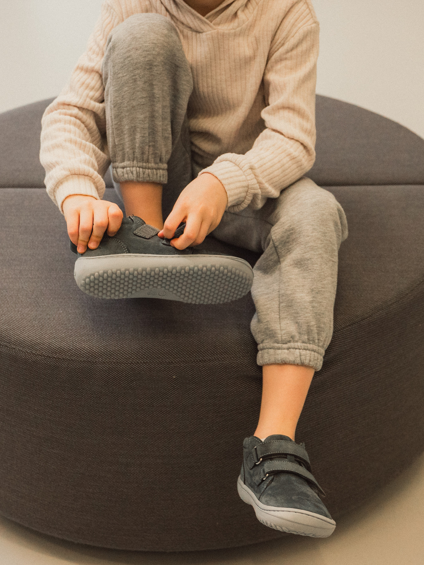 Detské barefoot topánky Be Lenka Play - Dark Grey.
  barefoot topánky dokonale napodobňujú chodenie naboso, presne tak, ako to vymyslela príroda  prešitá podošva pre dlhšiu životnosť topánok  podošva KidsComfort vďaka svojim výstupkom zaručuje dokonalú stabilitu  kožený golier na päte pre väčší komfort a odolnosť  textilná podšívka príjemná na dotyk   štýlové debosované logo Be Lenka
Výhody barefoot topánok:
ultra flexibilná podrážkazero drop: päta a špička v jednej rovine pre správne držanie telapriestranná špička pre vaše prstyľahká obuv
Typ obuvi: vychádzková obuv