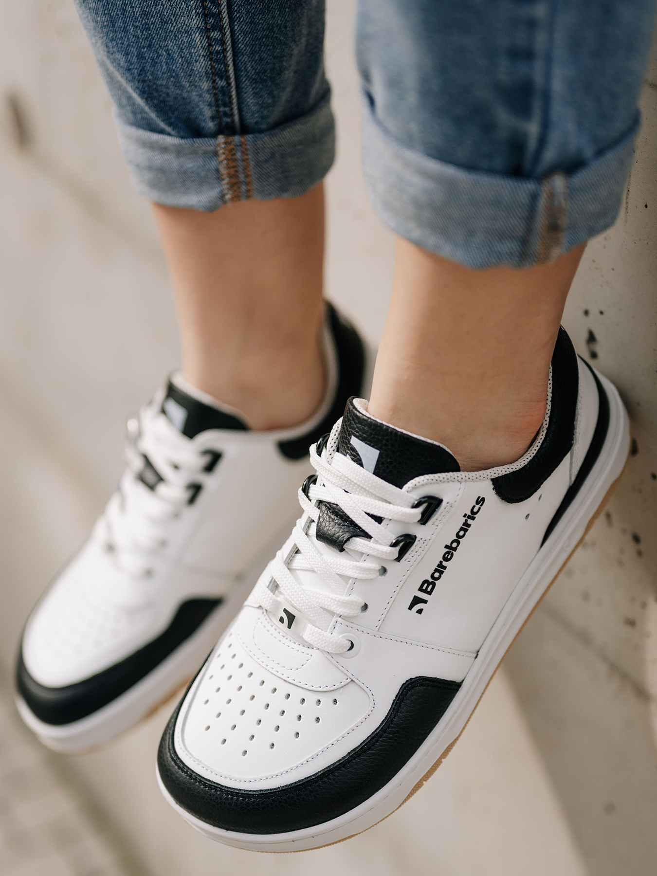 Barefoot tenisky Barebarics Wave - White & Black.
  Zvršok sa skladá z kvalitnej hladkej kože nappa; Ide o materiál, ktorý má výbornú odolnosť voči vlhkosti a ľahko sa ošetruje  Podšívka je vyrobená z technickej textílie Dermodry Coolmax®, ktorá zabezpečuje kontinuálny odvod vlhkosti; Tento typ podšívky urýchľuje proces odvodu a absorpcie potu, vďaka čomu ostáva koža suchá; Zároveň ide o mäkký, ľahký a priedušný materiál, ktorý sa používa pri výrobe prestížnych modelov obuvi a prechádza najnáročnejšími skúškami technickej kvality v nezávislých laboratóriach  Podošva je zhotovená z jemnej syntetickej gumy s vysokou odolnosťou voči opotrebeniu; Podošva Retro je inšpirovaná umením a pouličnými športami z konca 20.
Barefoot vlastnosti
  Anatomický tvar - Teniska rešpektuje tvar chodidiel.
Viac info
  vychádzková obuv  moderný mestský dizajn  navrhnuté a ručne vyrobené v Európskej únii, z lokálnych udržateľných materiálov  vynikajúca odolnosť a farebná stálosť materiálov  technológia Dermodry Coolmax® pre kontinuálny odvod vlhkosti  dostupné v číslach: 36-47 (podľa európskeho merania)EAN/SKU: %eanorsku%
