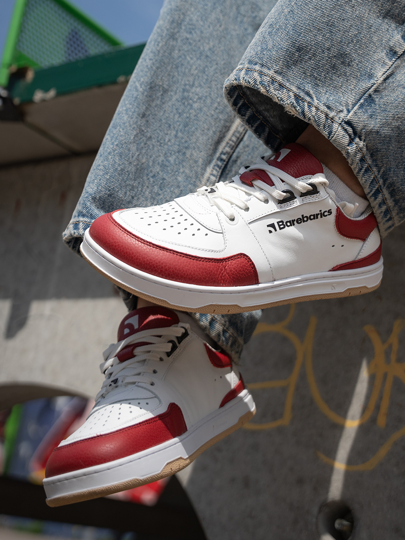 Barefoot tenisky Barebarics Wave - White & Crimson Red.
  Zvršok sa skladá z kvalitnej hladkej kože nappa; Ide o materiál, ktorý má výbornú odolnosť voči vlhkosti a ľahko sa ošetruje  Podšívka je vyrobená z technickej textílie Dermodry Coolmax®, ktorá zabezpečuje kontinuálny odvod vlhkosti; Tento typ podšívky urýchľuje proces odvodu a absorpcie potu, vďaka čomu ostáva koža suchá; Zároveň ide o mäkký, ľahký a priedušný materiál, ktorý sa používa pri výrobe prestížnych modelov obuvi a prechádza najnáročnejšími skúškami technickej kvality v nezávislých laboratóriach  Podošva je zhotovená z jemnej syntetickej gumy s vysokou odolnosťou voči opotrebeniu; Podošva Retro je inšpirovaná umením a pouličnými športami z konca 20.
Barefoot vlastnosti
  Anatomický tvar - Teniska rešpektuje tvar chodidiel.
Viac info
  vychádzková obuv  moderný mestský dizajn  navrhnuté a ručne vyrobené v Európskej únii, z lokálnych udržateľných materiálov  vynikajúca odolnosť a farebná stálosť materiálov  technológia Dermodry Coolmax® pre kontinuálny odvod vlhkosti  dostupné v číslach: 36-47 (podľa európskeho merania)EAN/SKU: %eanorsku%