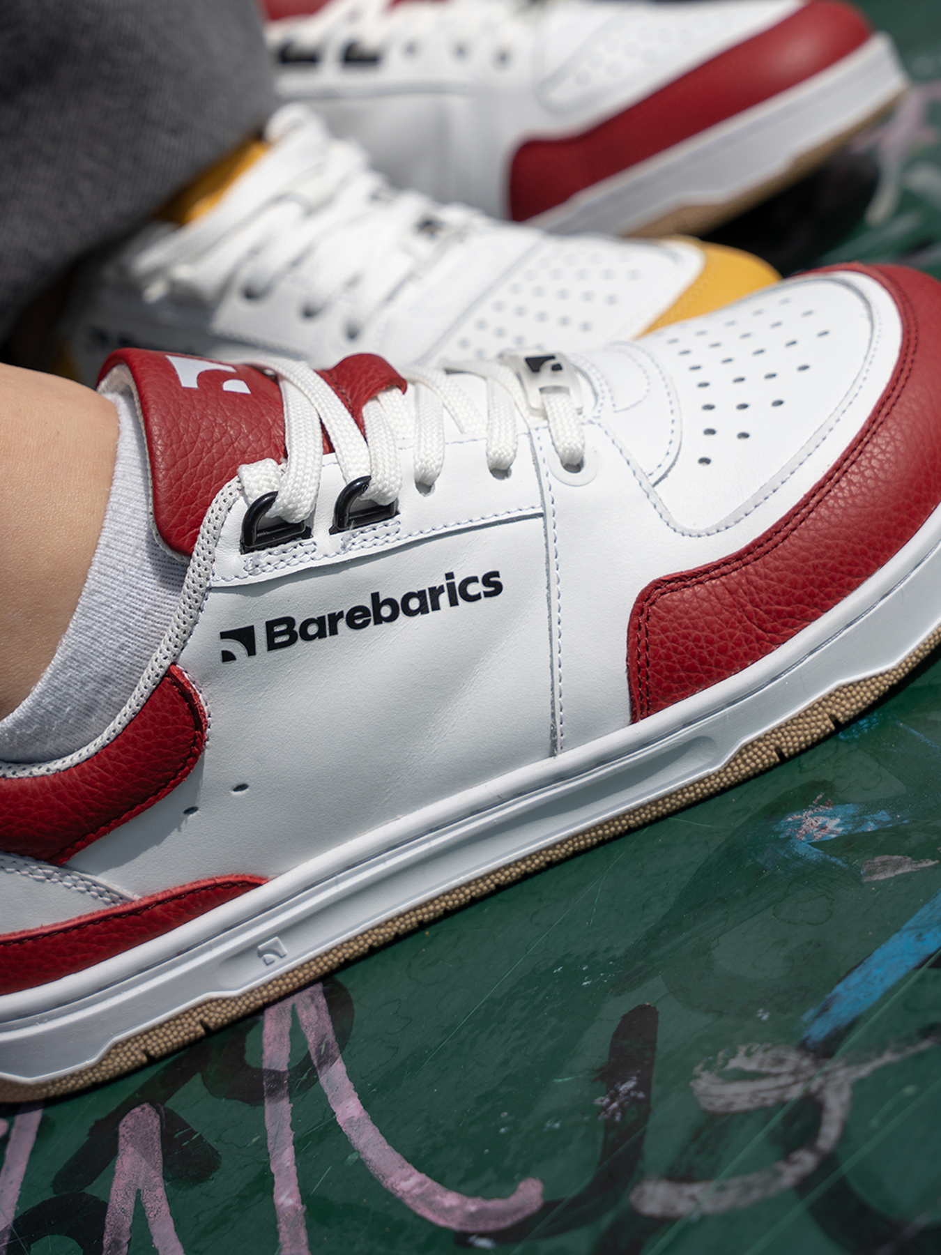 Barefoot tenisky Barebarics Wave - White & Crimson Red.
  Zvršok sa skladá z kvalitnej hladkej kože nappa; Ide o materiál, ktorý má výbornú odolnosť voči vlhkosti a ľahko sa ošetruje  Podšívka je vyrobená z technickej textílie Dermodry Coolmax®, ktorá zabezpečuje kontinuálny odvod vlhkosti; Tento typ podšívky urýchľuje proces odvodu a absorpcie potu, vďaka čomu ostáva koža suchá; Zároveň ide o mäkký, ľahký a priedušný materiál, ktorý sa používa pri výrobe prestížnych modelov obuvi a prechádza najnáročnejšími skúškami technickej kvality v nezávislých laboratóriach  Podošva je zhotovená z jemnej syntetickej gumy s vysokou odolnosťou voči opotrebeniu; Podošva Retro je inšpirovaná umením a pouličnými športami z konca 20.
Barefoot vlastnosti
  Anatomický tvar - Teniska rešpektuje tvar chodidiel.
Viac info
  vychádzková obuv  moderný mestský dizajn  navrhnuté a ručne vyrobené v Európskej únii, z lokálnych udržateľných materiálov  vynikajúca odolnosť a farebná stálosť materiálov  technológia Dermodry Coolmax® pre kontinuálny odvod vlhkosti  dostupné v číslach: 36-47 (podľa európskeho merania)EAN/SKU: %eanorsku%