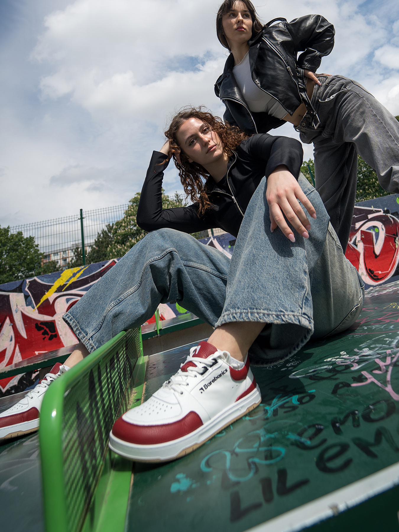 Barefoot tenisky Barebarics Wave - White & Crimson Red.
  Zvršok sa skladá z kvalitnej hladkej kože nappa; Ide o materiál, ktorý má výbornú odolnosť voči vlhkosti a ľahko sa ošetruje  Podšívka je vyrobená z technickej textílie Dermodry Coolmax®, ktorá zabezpečuje kontinuálny odvod vlhkosti; Tento typ podšívky urýchľuje proces odvodu a absorpcie potu, vďaka čomu ostáva koža suchá; Zároveň ide o mäkký, ľahký a priedušný materiál, ktorý sa používa pri výrobe prestížnych modelov obuvi a prechádza najnáročnejšími skúškami technickej kvality v nezávislých laboratóriach  Podošva je zhotovená z jemnej syntetickej gumy s vysokou odolnosťou voči opotrebeniu; Podošva Retro je inšpirovaná umením a pouličnými športami z konca 20.
Barefoot vlastnosti
  Anatomický tvar - Teniska rešpektuje tvar chodidiel.
Viac info
  vychádzková obuv  moderný mestský dizajn  navrhnuté a ručne vyrobené v Európskej únii, z lokálnych udržateľných materiálov  vynikajúca odolnosť a farebná stálosť materiálov  technológia Dermodry Coolmax® pre kontinuálny odvod vlhkosti  dostupné v číslach: 36-47 (podľa európskeho merania)EAN/SKU: %eanorsku%