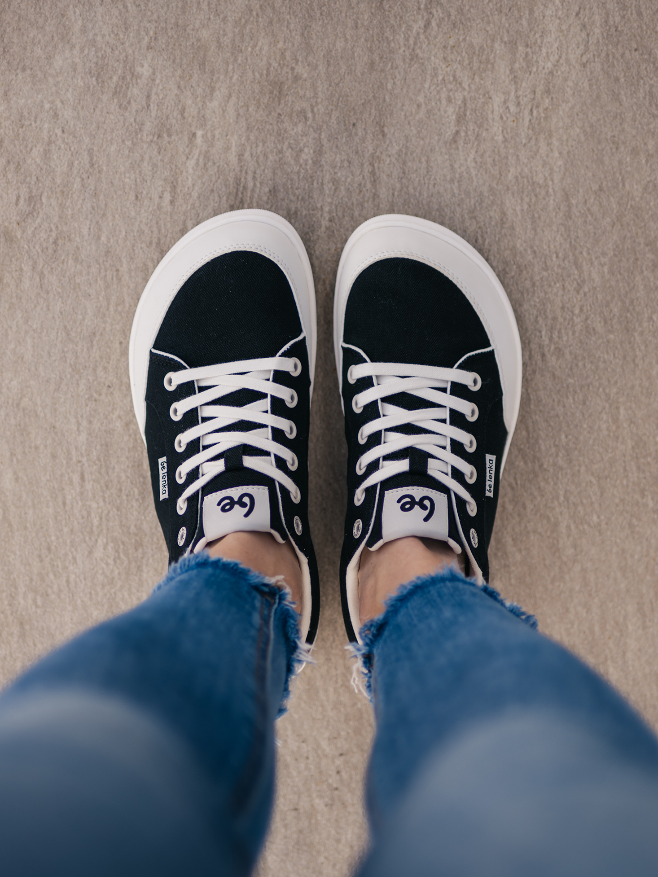 Barefoot tenisky Be Lenka Rebound - Black & White.



extrémne ľahké topánky pre všetkých milovníkov mestskej klasiky prešitá podrážka EverydayComfort Neo pre dlhšiu životnosť topánok textilné logo na jazyku a zvršku tenisiekdve očká na vnútornej strane tenisiek pre odvetrávanie

Výhody barefoot topánok:
dokonale napodobňujú chôdzu naboso anatomický tvar topánky poskytuje štedrý priestor pre prstynulový sklon podrážky zachová pätu a špičku v jednej rovine pre správne držanie telastimulačná podrážka s hrúbkou 5mm aktivuje nervové zakončenia chodidlaflexibilné materiály zabezpečujú lepšiu funkčnosť svalov i šliach chodidlaľahkosť obuvi ako prevencia proti únave nôh
Typ: vychádzková obuv